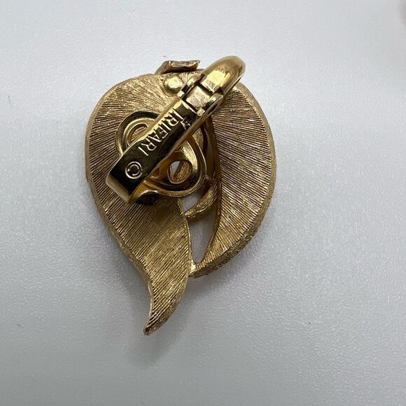 Vintage Trifari Gold Leaf Clip On Earrings - Picture 3 of 6